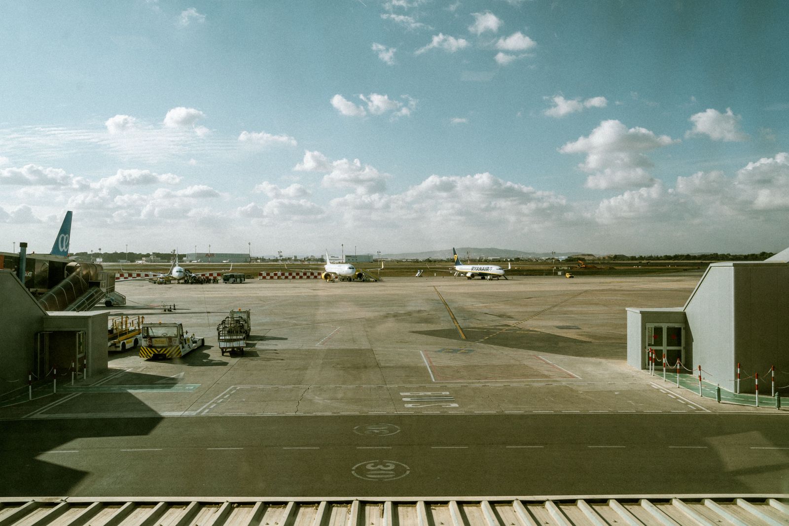 Aviões estacionados no pátio de um aeroporto